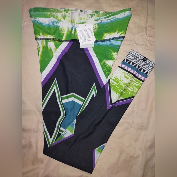 NWT Women's Onzie theonzie Graphic Legging Yoga Pants size S/M - Picture 3 of 9
